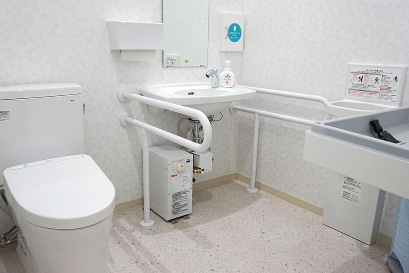 バリアフリーのお手洗い（おむつ交換台あり）